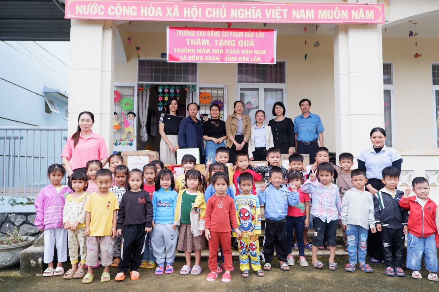 Thăm và tặng quà trường Mầm non An Nghiệp, xã Tuy An Tây và trường Mầm non Xuân Sơn Nam, xã Đồng Xuân tỉnh Đắk Lắk